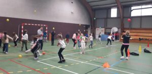 Cycle de handball : découverte et motricité pour toute l’école avec Antoine du club de Plougonvelin