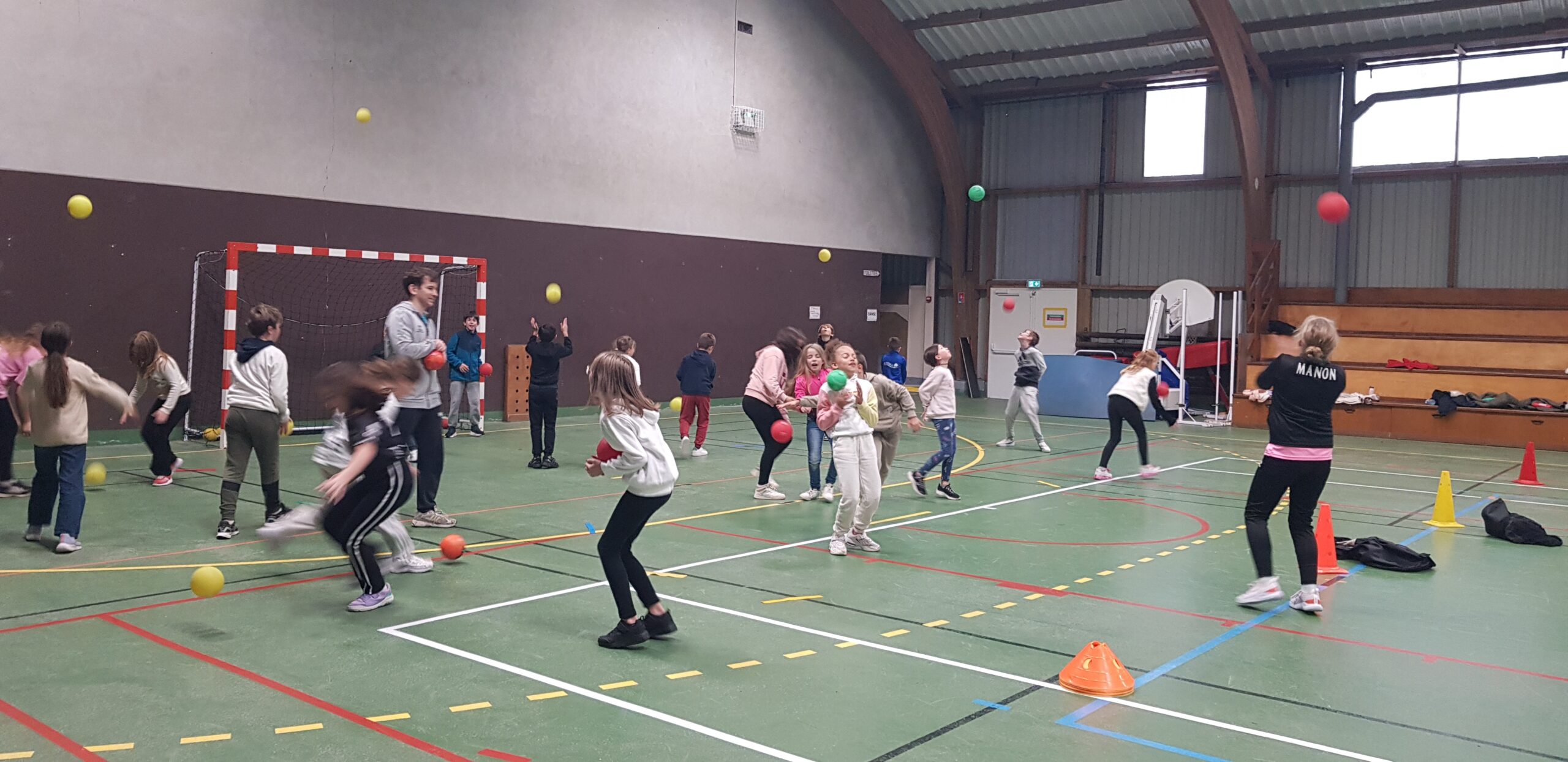 Cycle de handball : découverte et motricité pour toute l’école avec Antoine du club de Plougonvelin